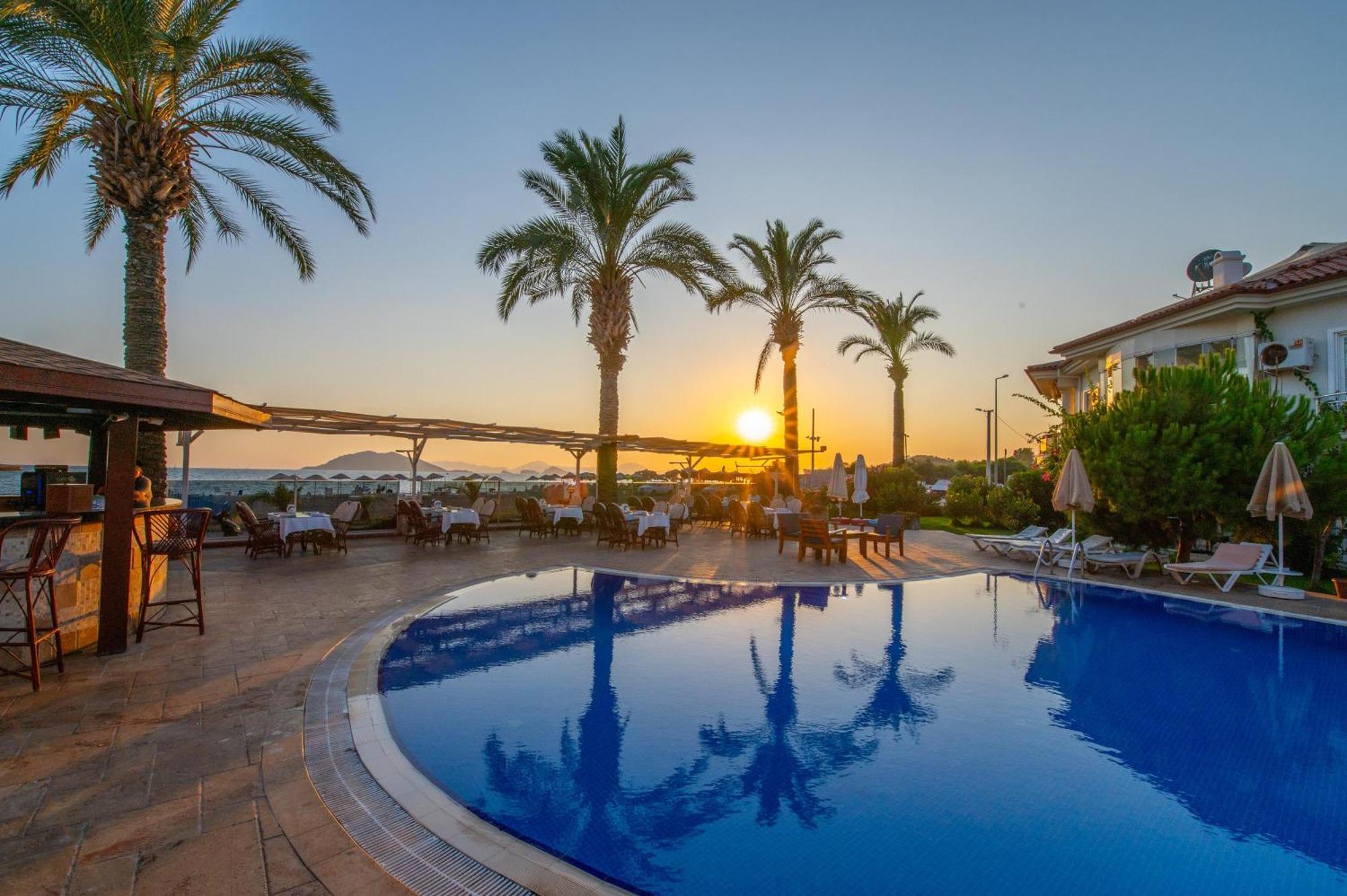 Sunset Beach Villas And Apartments Fethiye Bagian luar foto
